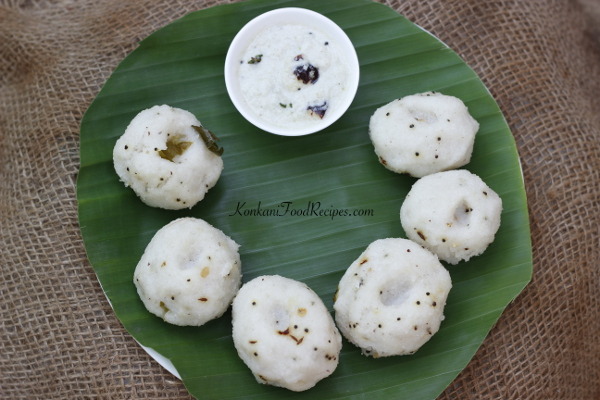 Seasoned, Steamed Rice Dumplings (Undi/Oondi)