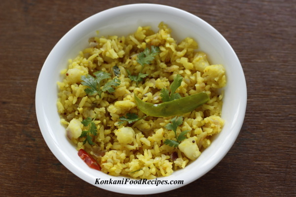 Rice flakes/ Beaten rice with Potatoes ( Batat Phovu, Potato Poha) 